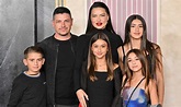 Adriana Lima posa junto a su 'modern family' en el estreno de 'Los ...