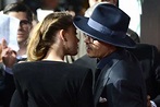 Johnny Depp y Amber Heard sellan su amor con un beso en la alfombra ...