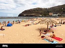 Touristen auf dem sandigen Strand von Machico, Funchal, Machico, Ilha ...