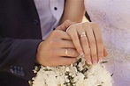 Closeup foto de recién casados cogidos de la mano y mostrando los ...