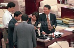 台北市議員陳雪芬（右二）、林慶隆（右）二十六日在｜國家文化記憶庫 2.0