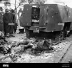 Der Ungarn-Aufstand 1956. Die Leichen von zwei russischen Soldaten ...