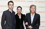 El abuelo Paul McCartney tiene 8 nietos y es feliz recogiéndolos de la ...