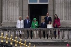 La Reina Isabel, Carlos y Camilla, el Príncipe Guillermo y Kate ...
