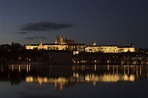 File:Prague Castle at Night.jpg - Wikipedia