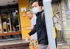 （影音）（獨家直擊）侯孝賢爆息影後首露面！現身台北街頭喝養樂多 - 自由娛樂