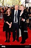 Mark Knopfler con su esposa Kitty e hija Isabella llegando al estreno ...