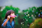Child-blowing-bubbles - Proeves Blog