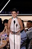 Selena Gomez brilla en vestido halter y zapatos de tacón en los Emmys ...