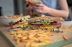 Das ultimative 3-Stöckige Club Sandwich mit Hähnchen, Avocado und Bacon!