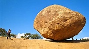 La “bola de mantequilla” de Krishna: una roca enorme en equilibrio arriba de una colina en ...