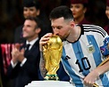 Fifa 2022 Lionel Messi besando Trofeo de la copa del mundo 4K descarga ...