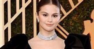 Selena Gomez se cae en la alfombra roja de los SAG Awards 2022