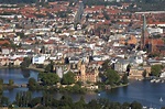 Luftaufnahme SCHWERIN - Blick über das Schweriner Schloss auf die ...