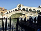 Rialtobrücke in Venedig, Januar 2017 Canal, Italy, Mansions, House ...