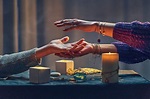 Mujer bruja deletreando sobre la palma de la mano durante el rito ...