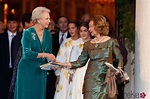 Benedicta de Dinamarca y la Reina Sofía en la boda de Felipe de Grecia y Nina Flohr - Boda de ...