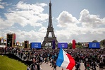 París despliega la bandera olímpica en la Torre Eiffel para dar la ...