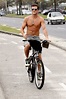 EGO - Sem camisa, Klebber Toledo exibe tanquinho em passeio de bike ...