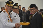 Walikota Padang, Mahyeldi Ansharullah berjabat tangan dengan Gubernur ...