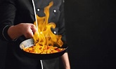 Chef profesional y fuego. | Foto Premium