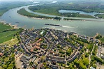 Rees von oben - Stadtansicht am Ufer des Flußverlaufes des Rhein in ...