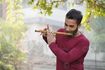 hombre tocando flauta - instrumento musical indio 6855843 Foto de stock ...