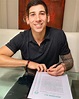 EN EXCLUSIVA: Imagen de Ryduan Palermo firmando su contrato con Marathón