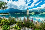 Das versunkene Dorf im Reschensee in Südtirol | Urlaubsguru.de