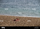 junge Frau oben ohne, relaxen, Sonnenbaden am Strand allein Mallorca ...