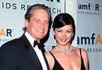 Catherine Zeta-Jones comparte beso con su esposo por su 22 aniversario ...