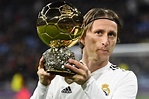 Luka Modric ofrece el Balón de Oro a la afición