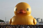Thousands welcome giant rubber duck to Taiwan