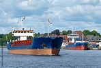 Schiffsverkehr auf dem Nord-Ostsee-Kanal bei Rendsburg mit Hafenanlagen ...