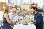 Maintaining Good Habits When Eating With Friends | Nautilus Plus