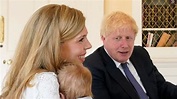 Boris Johnson, fotografiado por primera vez con su hijo de 11 semanas