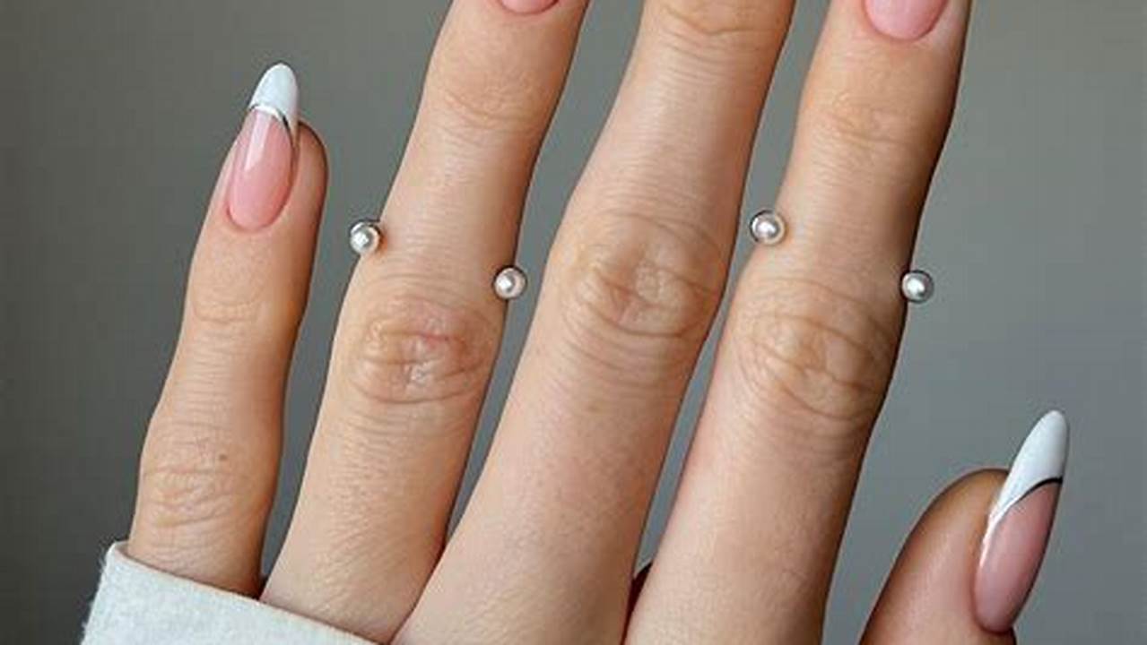 2024 French Tip Nail Trends