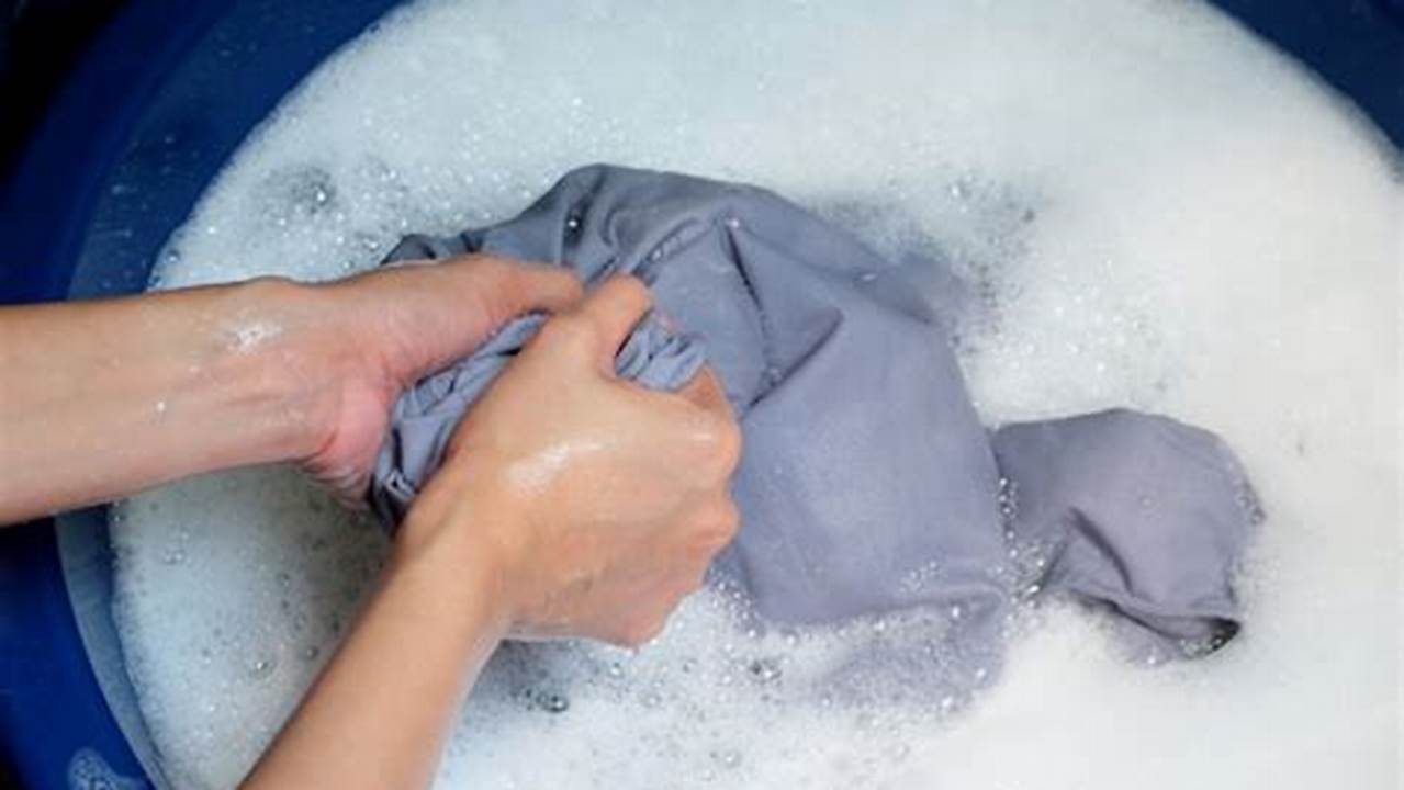 Mencuci Pakaian Dengan Air Dingin, Gambar