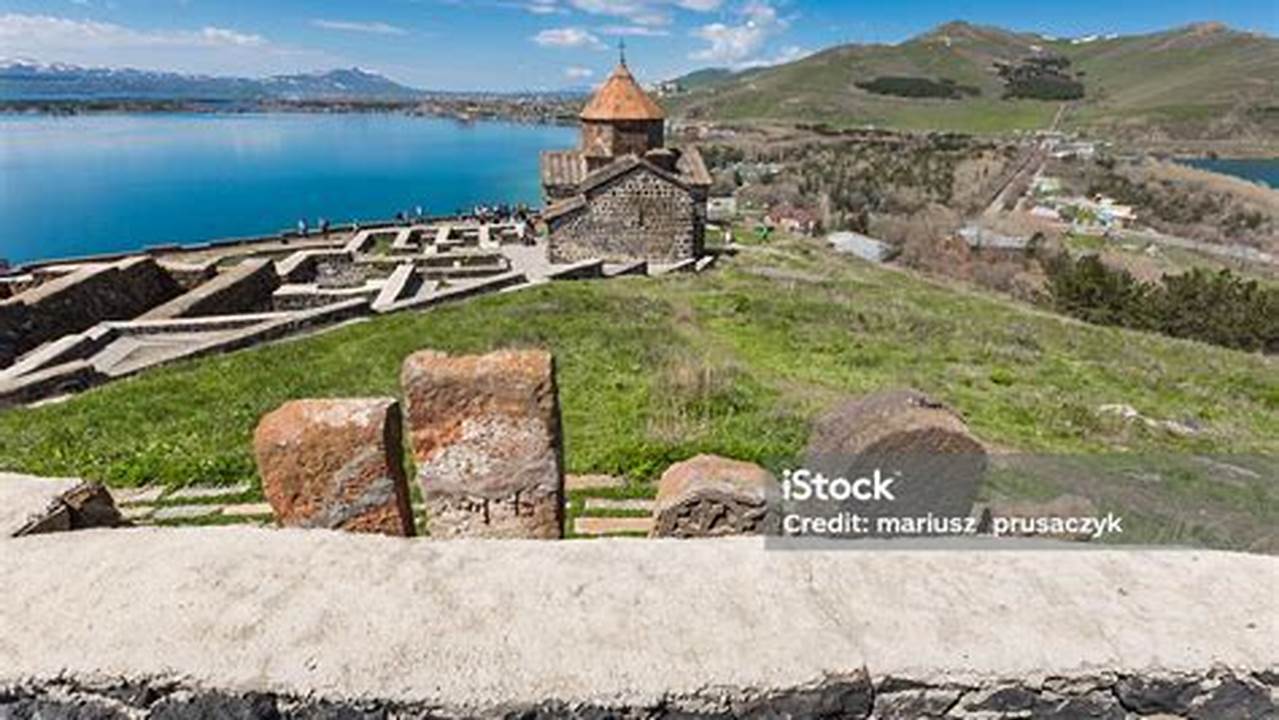 Pulau Sevanavank Dengan Biara Abad Ke-9, Danau Terbesar