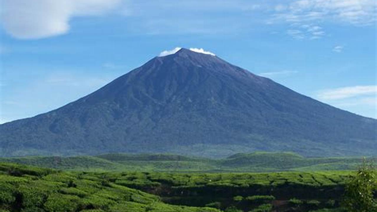 Ketahui Ketinggian Gunung Kerinci, Puncak Tertinggi di Indonesia!