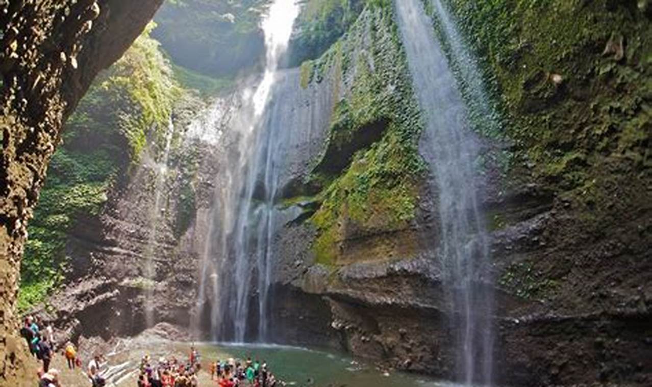 Keajaiban Wisata Air Terjun di Indonesia: 10 Destinasi Memukau yang Menyegarkan Hati!