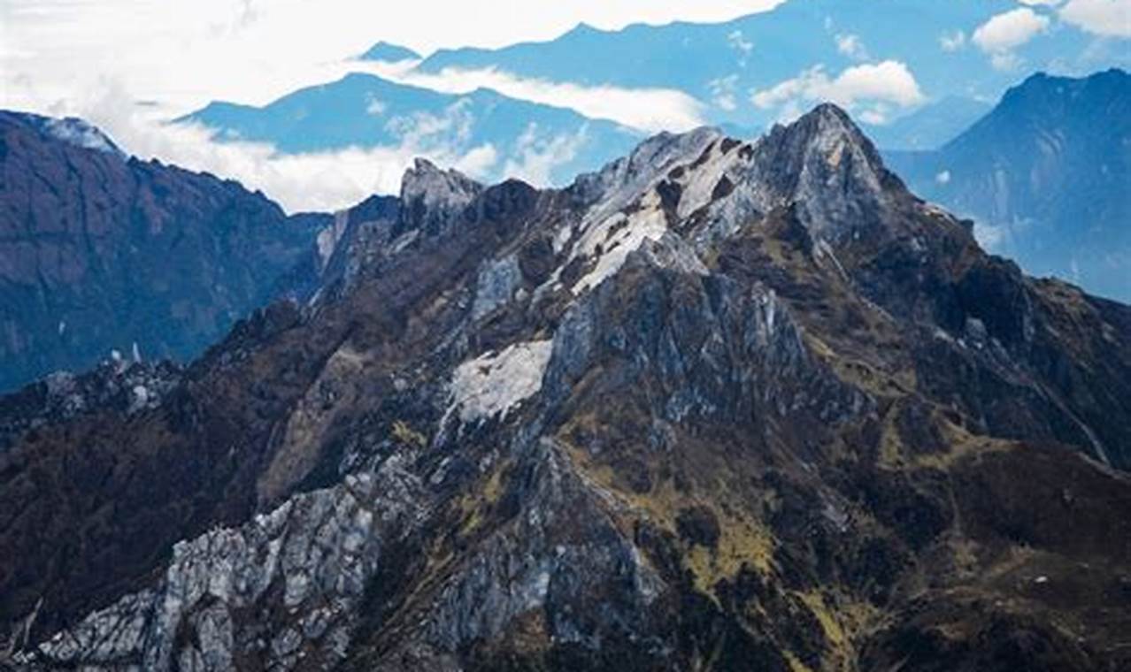 Petualangan Seru di Pegunungan: 7 Destinasi Pendakian Tertinggi yang Wajib Dikunjungi!