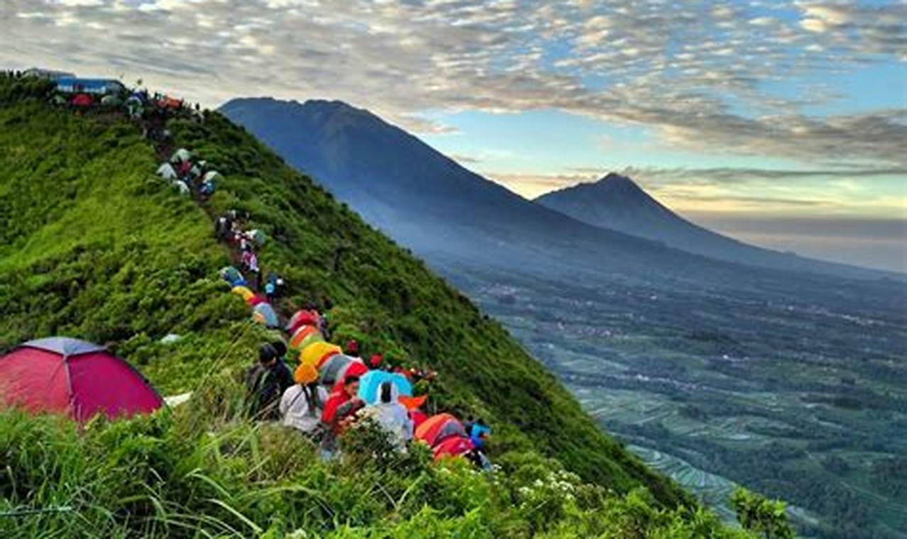 Petualangan Seru di Puncak Gunung: 7 Destinasi Pendakian Terbaik yang Memacu Adrenalin!