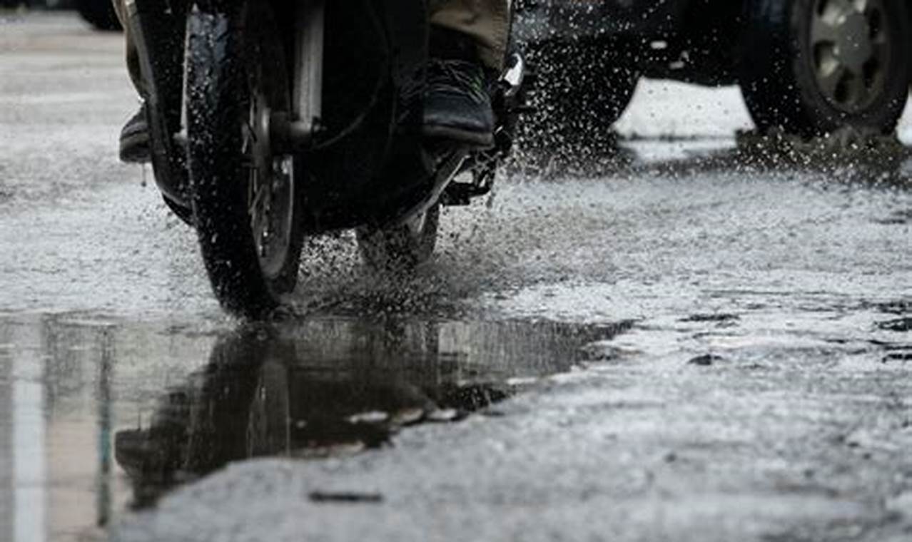 Tips Mengemudi Aman di Musim Hujan: Kendaraan Siap Hadapi Jalan Basah