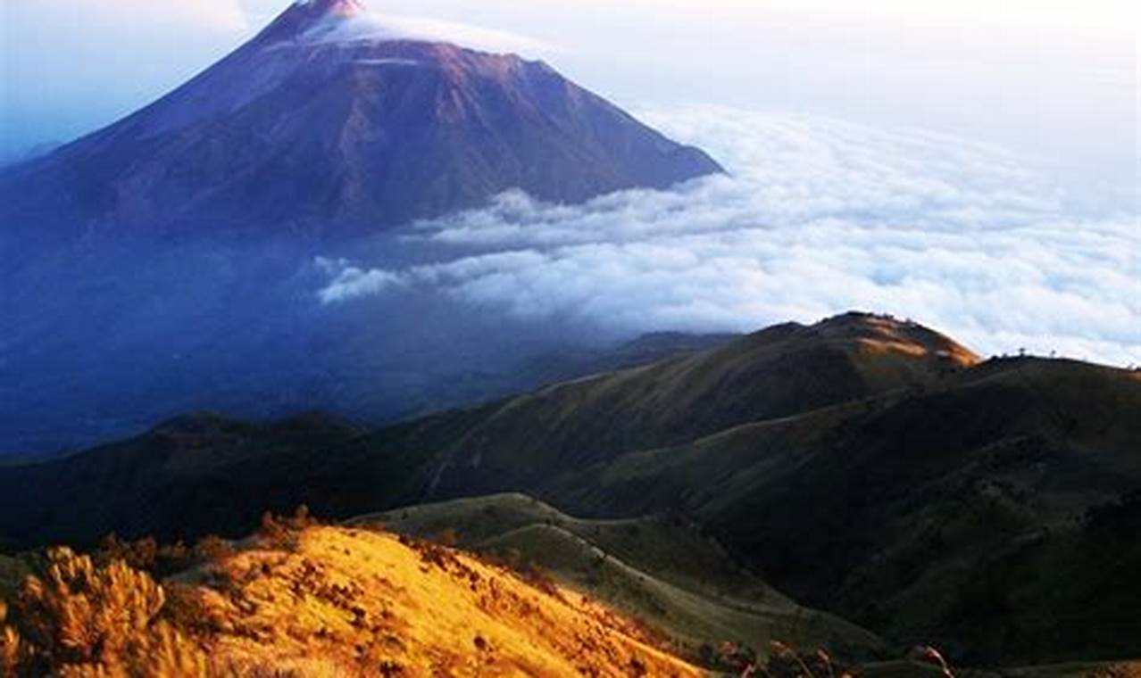 Ketinggian Gunung Lawu: Menaklukkan Puncak Tertinggi Jawa Timur