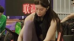 吴艳妮正在系鞋带，表情十分的认真仔细，让人感觉好温暖！