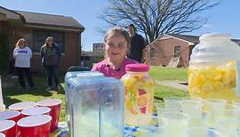 Grabstein für verstorbene Mutter: Siebenjährige sammelt 10.000 Dollar mit Limonade