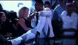 Miguel kicks two girls in the face at 2013 Billboards Music Awards (ORIGINAL)