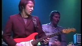 The way Lee Brilleaux drinks on stage (from Dr. Feelgood in Berlin, 1980)