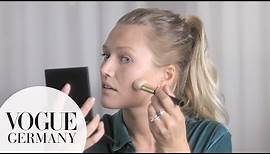 Toni Garrn: So gelingt ihr natürliches Make-up | My Beauty Tips | VOGUE Germany